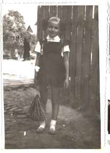 Dziewczynka na podwórku, ul. Starobojarska 5, Białystok, lata 60. XX w.