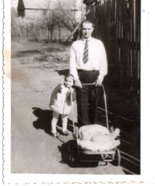 Zdjęcie rodzinne na podwórku, ul. Starobojarska 5, Białystok, lata 60. XX w.