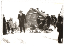 Zabawy na śniegu, ul. Słonimskiej 1, Białystok, lata 50. XX w.