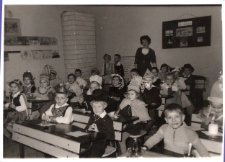 Uczniowie Szkoły Podstawowej nr 5, ul. Kamienna 15, Białystok, lata 60. XX w.