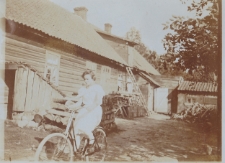 Nina Olendzka-Guintz na rowerze, ul. Kraszewskiego 12, Białystok, wiosna 1925 r.