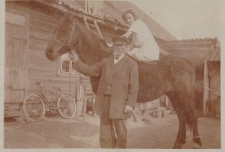 Nina Olendzka-Guintz na koniu, obok jej ojeciec Antoni Olendzki, ul.Kraszewskiego 12, Białystok, wiosna 1925 r.