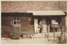 Zdjęcie rodzinne w wejściu do domu, ul. Kraszewskiego 12, Białystok, 1963 r.