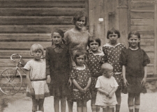 Zdjęcie rodzinne przed domem, ul. Kraszewskiego 21, Białystok, 1923 r.