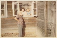 Zdjęcie rodzinne przy domu, ul. Kraszewskiego 12, Białystok, lata 60. XX w.