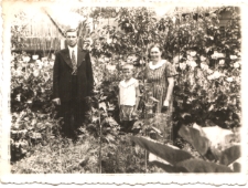 Zdjęcie rodzinne w ogrodzie, ul. Grzybowa 2, Białystok, lata 20-30. XX w.