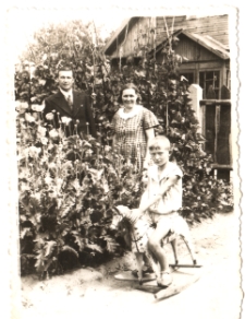 Zdjęcie rodzinne w ogrodzie, ul. Grzybowa 2, Białystok, lata 20-30. XX w.