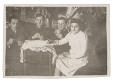 Zdjęcie rodzinne w domu, ul. Sina 4, Białystok, 1943 r.