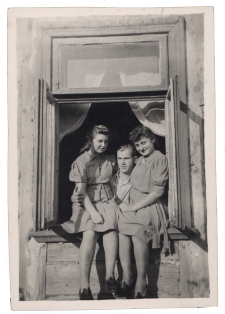Zdjęcie rodzinne w oknie domu, ul. Sina 4, Białystok, 22 sierpnia 1943 r.
