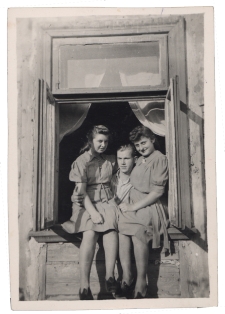 Zdjęcie rodzinne w oknie domu, ul. Sina 4, Białystok, 22 sierpnia 1943 r.