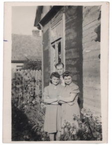 Zdjęcie rodzinne przed domem, ul. Sina 4, Białystok, 22 sierpnia 1943 r.