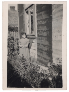 Zdjęcie kobiety przed domem, ul. Sina 4, Białystok, 1943 r.