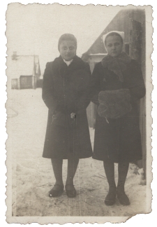 Zdjęcie kobiet na ulicy, ul. Sina, Białystok, 1940 r.