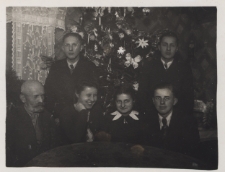 Zdjęcie rodzinne z choinką bożonarodzeniową, ul. Sina 4, Białystok, koniec lat 30. XX w.
