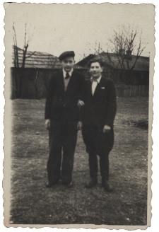 Zdjęcie chłopców w ogrodzie, ul. Koszykowa, Białystok, lata 40. XX w.
