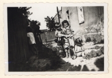 Zabawy z dziećmi w ogrodzie, ul. Kamienna 2, Białystok, 1953 r.