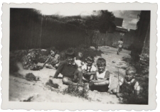 Zdjęcie dzieci w ogrodzie, ul. Kamienna 2, Białystok, 1953 r.