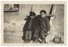 Zdjęcie chłopców przed domem, ul. Kamienna 2, Białystok, 1953 r.