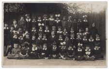Zdjęcie klasowe na boisku Szkoły Podstawowej nr 5, ul. Pałacowa 3, Białystok, ok. 1935 r.