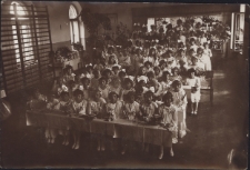 Pierwsza Komunia Święta, sala gimnastyczna w Szkole Podstawowej nr 5, ul. Pałacowa 3, Białystok, 1935 r.