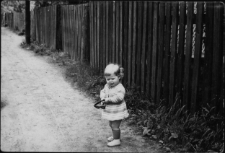 Zdjęcie dziewczynki na ulicy, ul. Sina 4, Białystok, 1972 r.