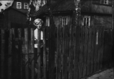 Kobieta w ogrodzie, ul. Sina 4, Białystok, 1972-73 r.