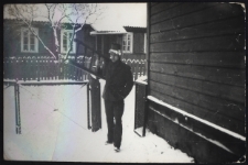 J&oacute;zef Czołpiński przed domem, Nowy Rok, ul. Skorupska 25, Białystok, początek lat 70. XX w.