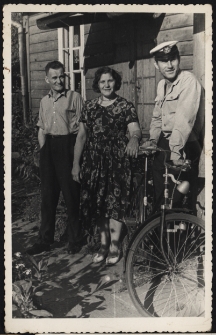 J&oacute;zef Czołpiński z rodzicami, ul. Skorupska 25, Białystok, druga połowa lat 60. XX w.