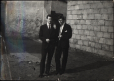 J&oacute;zef Czołpiński z kolegą, plac przed Szkołą Podstawową nr 10, ul. Słonimska, Białystok, lata 60. XX w.