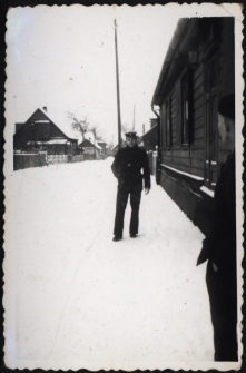 J&oacute;zef Czołpiński przed zakładem szewskim swojego ojca, Białystok, 1963-64 r.