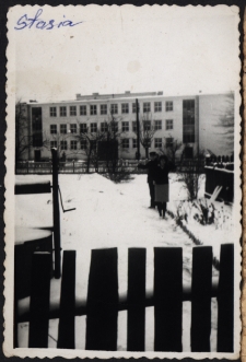 J&oacute;zef Czołpiński z siostrą w ogrodzie, ul. Skorupska 25, Białystok, lata 60. XX w.