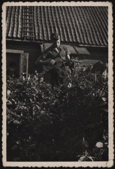 J&oacute;zef Czołpiński w ogrodzie, ul. Skorupska 25, Białystok, lata 50-60 XX w.