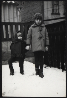 Dziewczynki przed domem, ul. Skorupska 25, Białystok, lata 60. XX w.