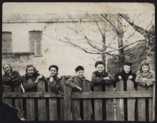 J&oacute;zef Czołpiński z kolegami i koleżankami z klasy przed Szkołą Podstawową nr 10, ul. Słonimska, Białystok, 1954 r.