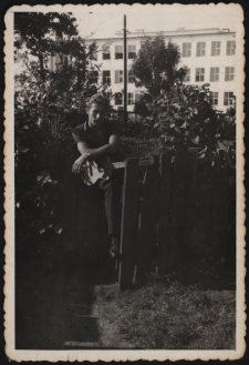 J&oacute;zef Czołpiński w ogrodzie, ul. Skorupska 25, Białystok, ok. 1958 r.