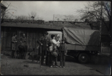 Zdjęcie rodzinne na podw&oacute;rzu, ul. Skorupska 25, Białystok, XX w.