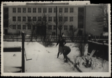 Zdjęcie kobiet w ogrodzie, ul. Skorupska 25, Białystok, lata 60. XX w.