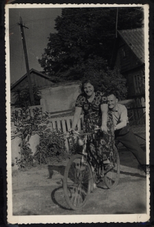 Zdjęcie rodzinne na podwórzu, ul. Skorupska 25, Białystok, 1965-68 r.