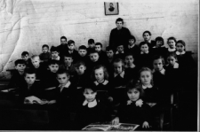 Zdjęcie grupowe uczni&oacute;w Szkoły Podstawowej nr 10, ul. Słonimska, Białystok, XX w.
