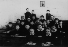 Zdjęcie grupowe uczniów Szkoły Podstawowej nr 10, ul. Słonimska, Białystok, XX w.