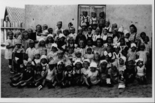 Zdjęcie grupowe uczniów Szkoły Podstawowej nr 10 przed szkołą, ul. Słonimska, Białystok, XX w.