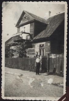 Zdjęcie mężczyzny przed domem, ul. Próżna 2/1, Białystok, ok. 1957 r.