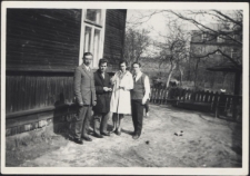Zdjęcie rodzinne Makowskich przed domem, ul. Próżna 2/1, Białystok, ok. 1975 r.