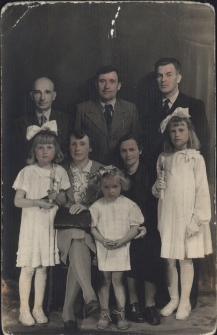 Pierwsza Komunia Święta. Julitty Makowskiej (pierwsza od prawej), kościół pw. św. Rocha, Białystok, 1943 r.