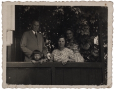Rodzina Krassowskich ze znajomą (Wandą Wojcieszko) przed domem, ul. Modlińska 10, Białystok, 1938 r.