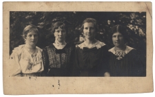 Siostry Ostrowskie w ogrodzie, Białystok, lata 20. XX w.