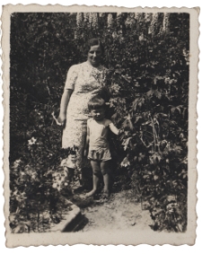Kazimierz Krassowski z matką w ogrodzie, ul. Modlińska 10, Białystok, 1938-39 r.