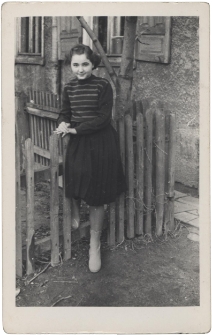 Łucja Marciszewska przed domem, ul. Starobojarska 21, Białystok, lata 50. XX w.