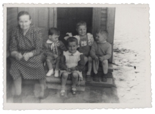 Mieszkańcy ul. Starobojarskiej przed domem, ul. Starobojarska, Białystok, 1962 r.