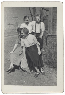 Irena Marciszewska (z warkoczami) z koleżankami przed domem, ul. Starobojarska 21, Białystok, lata 50. XX w.